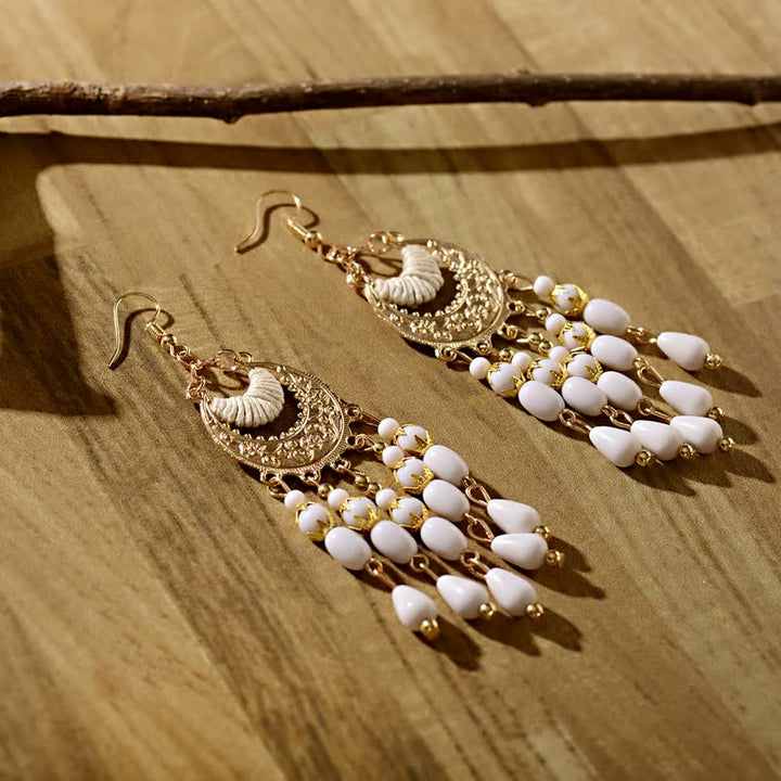 Goldene Ohrringe mit weißen Perlen, Boho-Stil, hängend, Schmuck für Damen, modisch.