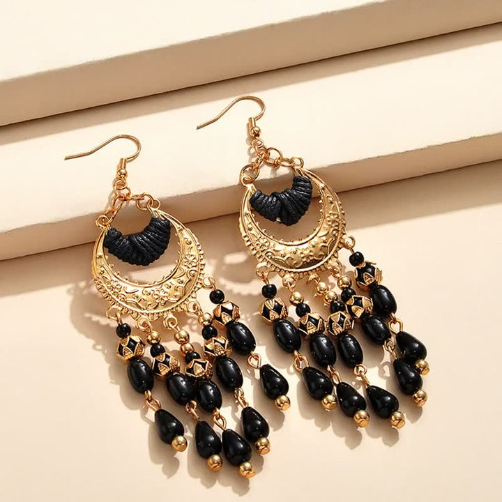 Goldene Ohrringe mit schwarzen Perlen, Boho-Stil, handgefertigt, Modeschmuck, Damenaccessoire.
