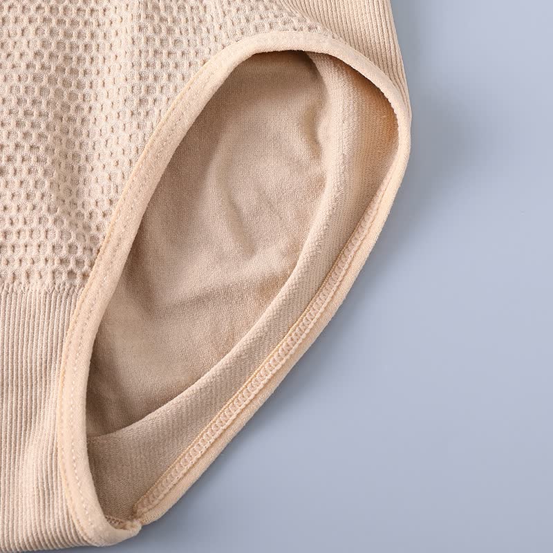 Beige nahtloser Damen-Slip aus Baumwolle, atmungsaktiv, Nahaufnahme.