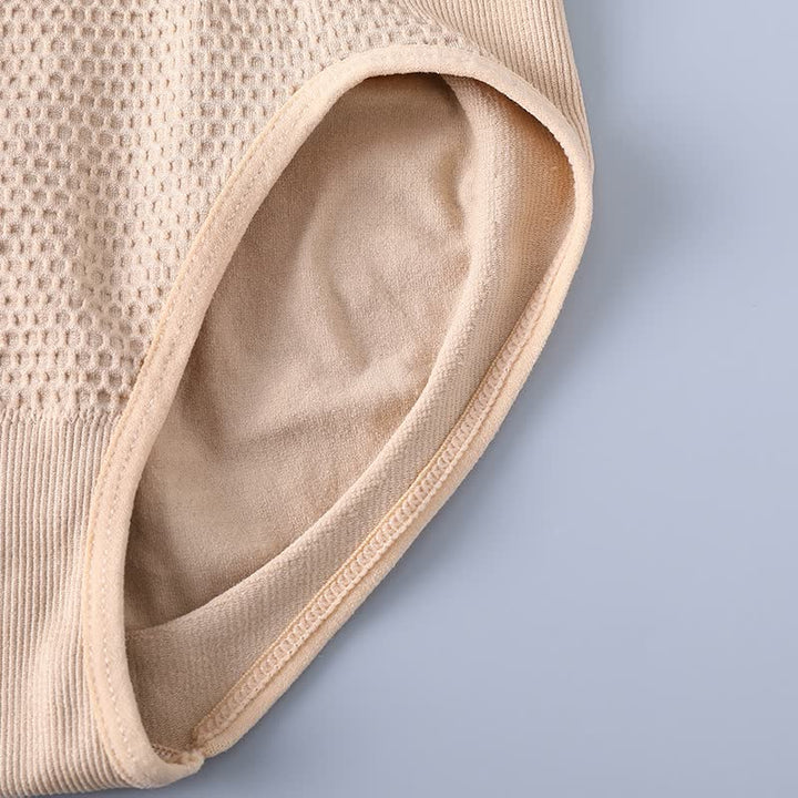 Beige nahtloser Damen-Slip aus Baumwolle, atmungsaktiv, Nahaufnahme.