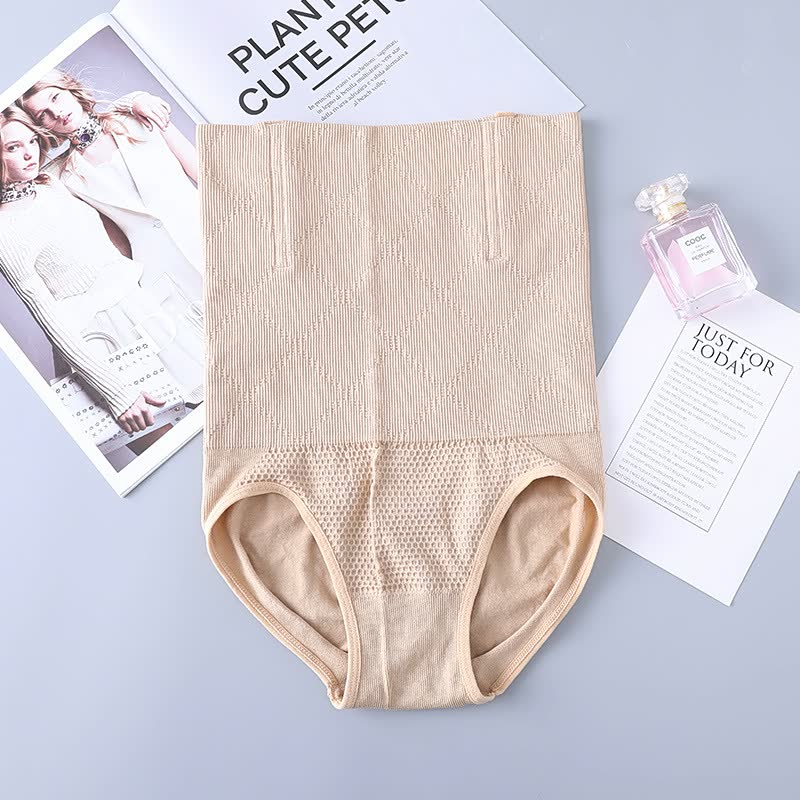 Beige Shapewear-Höschen, nahtlos, hoher Bund, Bauchkontrolle, Damenunterwäsche, auf grauem Hintergrund.