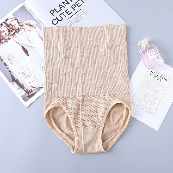 Beige Shapewear-Höschen, nahtlos, hoher Bund, Bauchkontrolle, Damenunterwäsche, auf grauem Hintergrund.