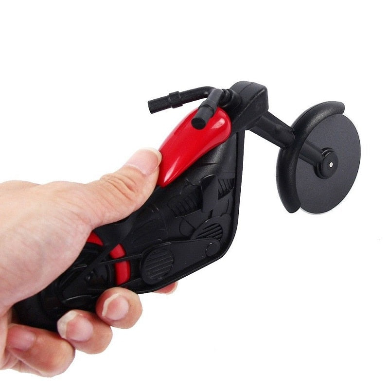 Hand hält Motorrad-Pizzaschneider, rot-schwarz, Edelstahlklinge, Küchenwerkzeug.