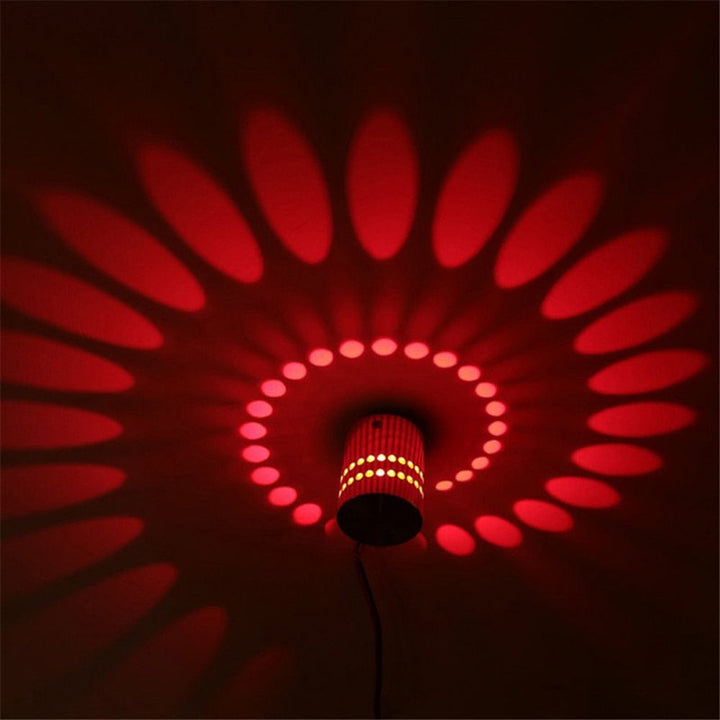Rote LED-Deckenleuchte mit kreisförmigem Muster, modernes Design, stimmungsvolle Beleuchtung.