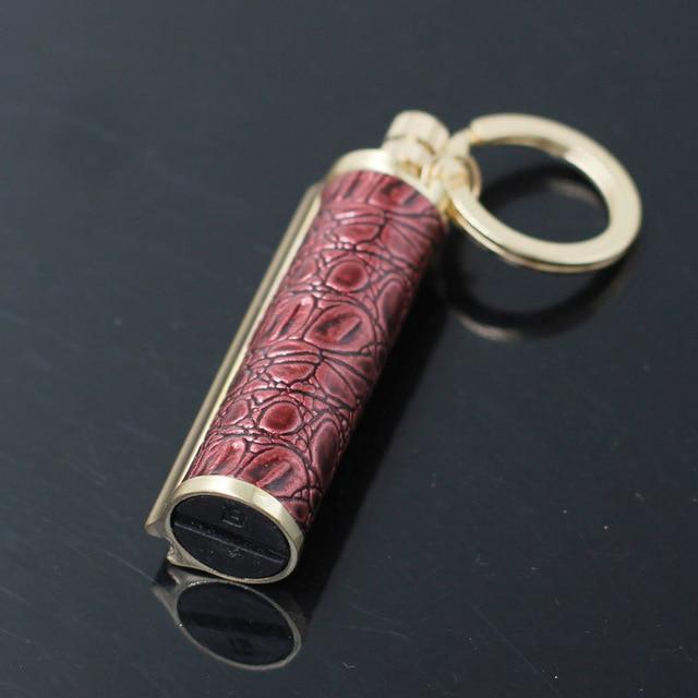 Luxuriöser roter Schlüsselanhänger mit Krokodilleder-Optik und goldfarbenem Ring.