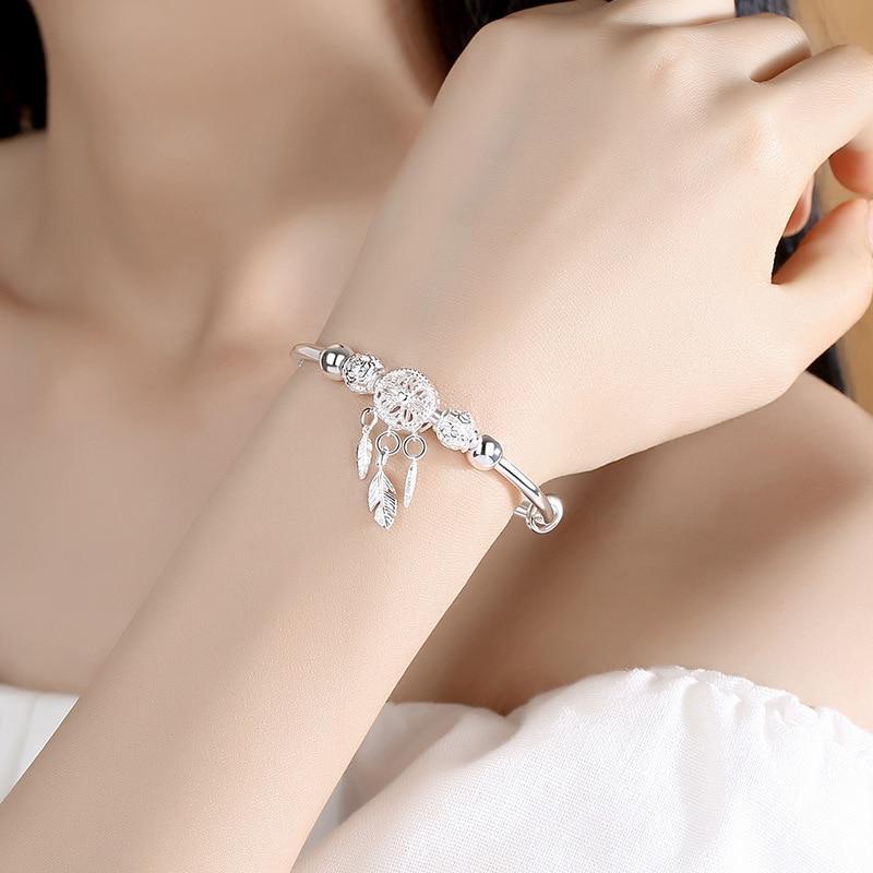 Silberarmband mit Traumfänger-Anhänger, Federn, Damenmode, Schmuckaccessoire.