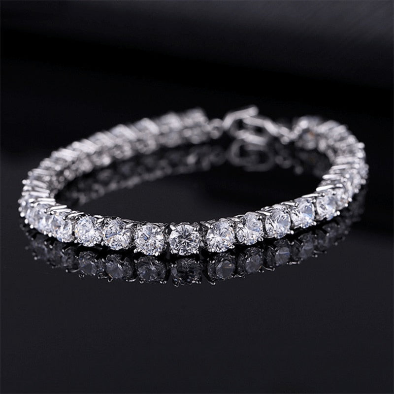Silbernes Tennisarmband mit klaren Zirkonia-Steinen, eleganter Schmuck für Damen.