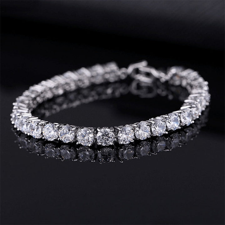 Silbernes Tennisarmband mit klaren Zirkonia-Steinen, eleganter Schmuck für Damen.