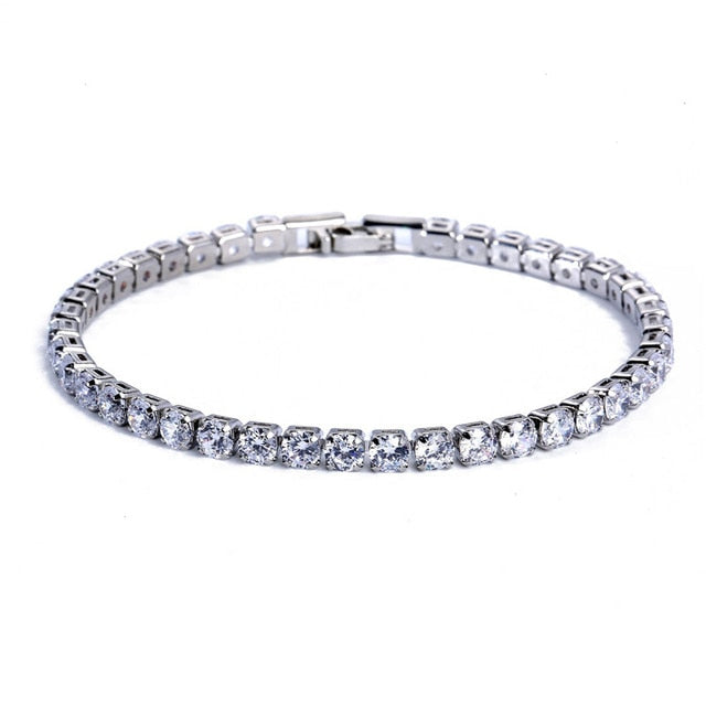 Silbernes Tennisarmband mit klaren Zirkonia-Steinen, eleganter Schmuck für Damen.