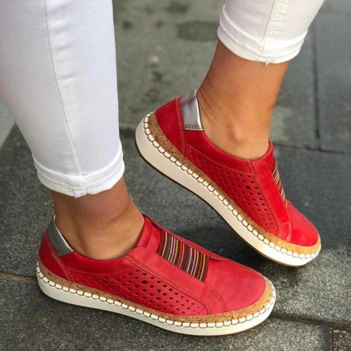 Rote Damen-Sneaker aus Leder mit bunten Streifen, bequem und modisch für den Alltag.