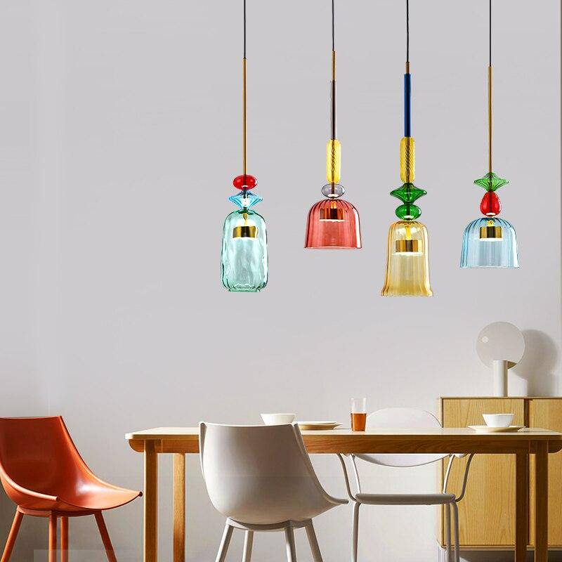 Moderne bunte Glas-Pendelleuchten über Esstisch, skandinavisches Design, Wohnzimmerbeleuchtung.