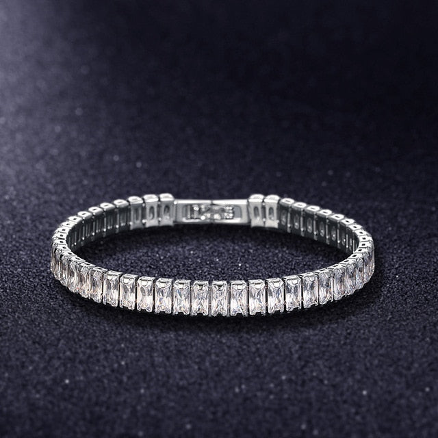 Silbernes Tennisarmband mit rechteckigen Zirkonia-Steinen, eleganter Schmuck für Damen.
