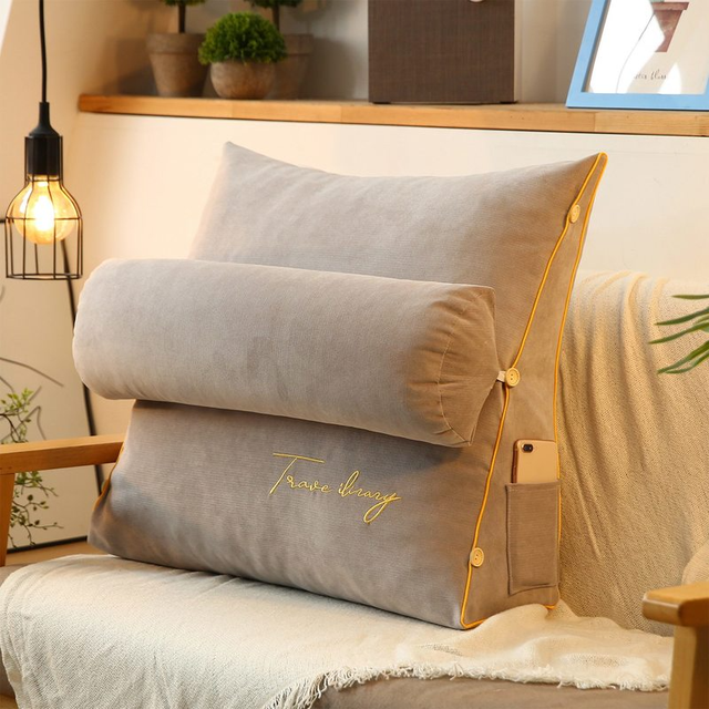 Graues Keilkissen mit Nackenrolle, weicher Stoff, ideal für Sofa oder Bett, mit Seitentasche.