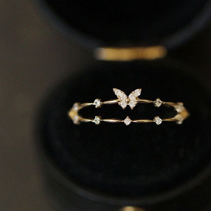 Goldener Schmetterlingsring mit Diamanten, eleganter Schmuck, Damenring, luxuriöses Design.