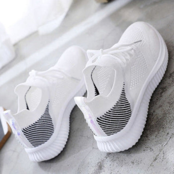 Weiße Sneaker mit gestricktem Obermaterial, rutschfeste Sohle, modisch, bequem, Unisex.
