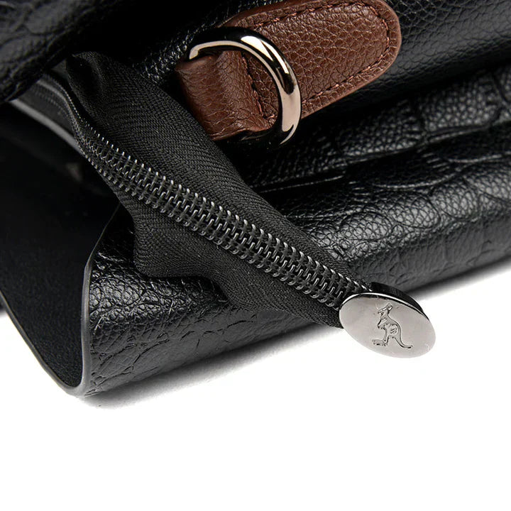 Schwarze Ledertasche mit braunen Details, Reißverschluss und Metallakzent, stilvoll und elegant.