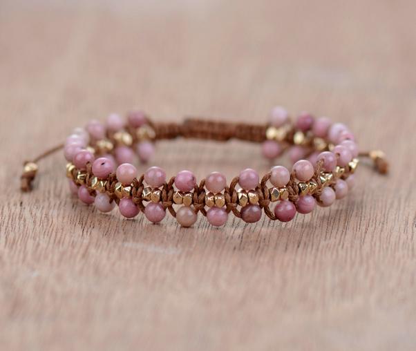 Rosa Perlenarmband mit goldenen Akzenten, handgefertigt, verstellbar, Schmuck für Damen.