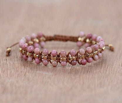 Rosa Perlenarmband mit goldenen Akzenten, handgefertigt, verstellbar, Schmuck für Damen.