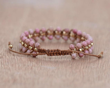 Rosa Perlenarmband, handgefertigt, Lederband, modisches Schmuckaccessoire, Damenarmband.