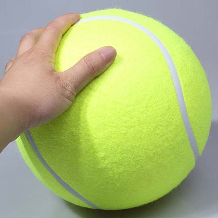 Riesiger gelber Tennisball, Hand hält Ball, Sportspielzeug, Filzmaterial, Indoor-Outdoor.