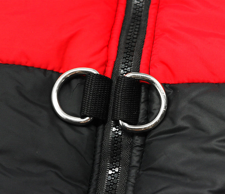 Roter und schwarzer Hundemantel mit Reißverschluss und D-Ringen, wasserdicht, warm.
