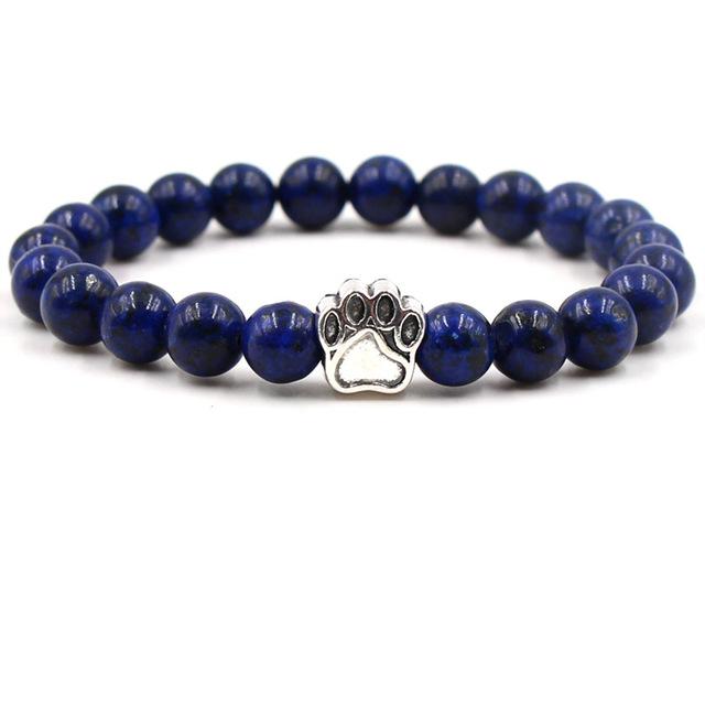 Blaues Perlenarmband mit silbernem Pfotenanhänger, Schmuck für Tierliebhaber.