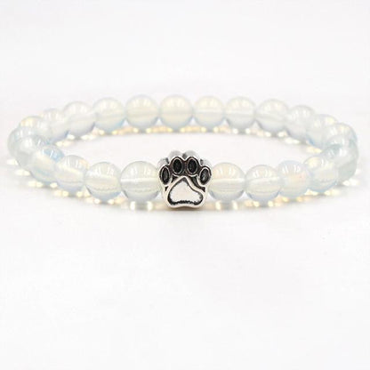 Opal-Armband mit Pfotenanhänger, weiß, elastisch, Schmuck für Tierliebhaber.
