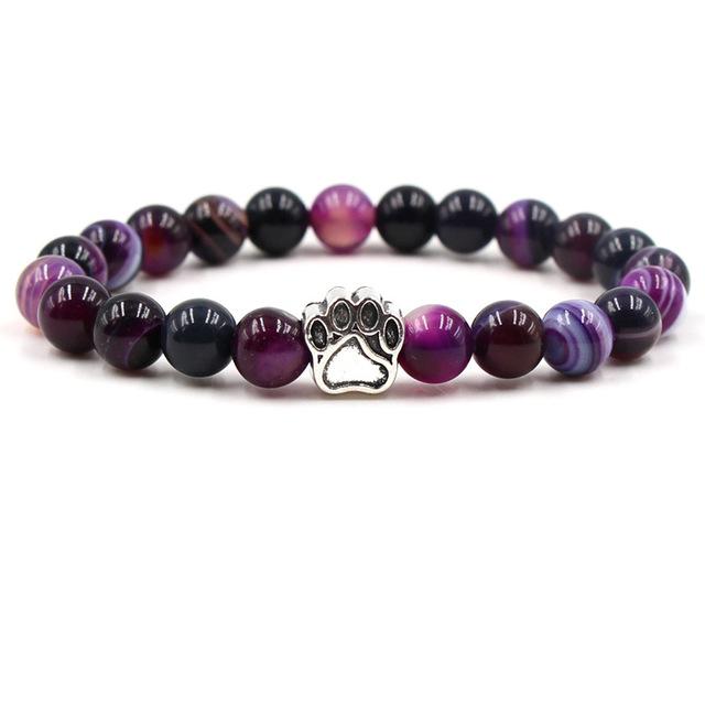 Armband aus lila Achatperlen mit silbernem Pfotenanhänger, Schmuck für Tierliebhaber.