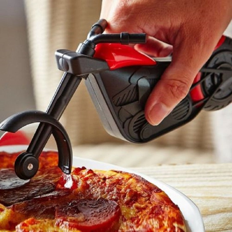 Hand hält Motorrad-Pizzaschneider, schneidet Pizza; rot-schwarz, Küchenzubehör, Geschenkidee.