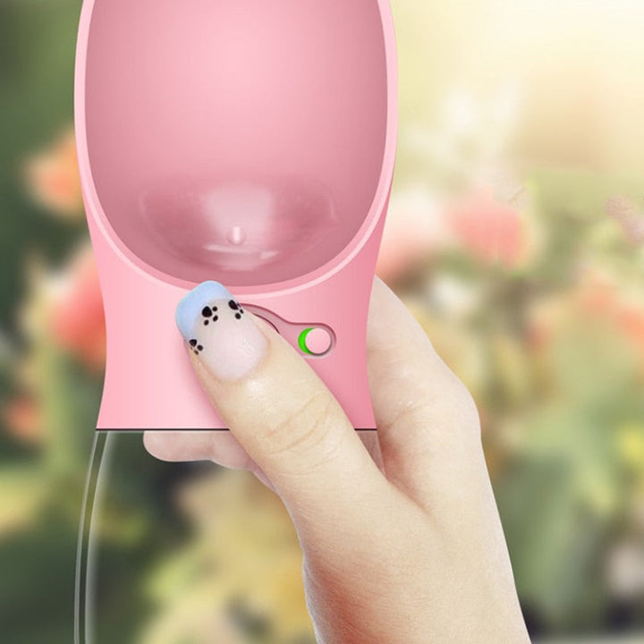 Rosa tragbare Hundetrinkflasche, Kunststoff, für unterwegs, mit Wasserspenderfunktion.