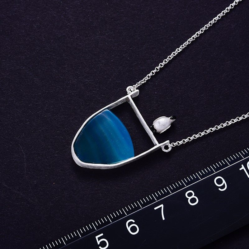 Silberkette mit blauem Achat-Anhänger, eleganter Schmuck, Damenaccessoire, 45 cm Länge.