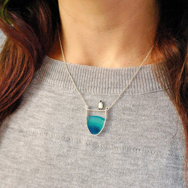 Silberkette mit blauem Anhänger, Damenmode, eleganter Schmuck, modernes Design