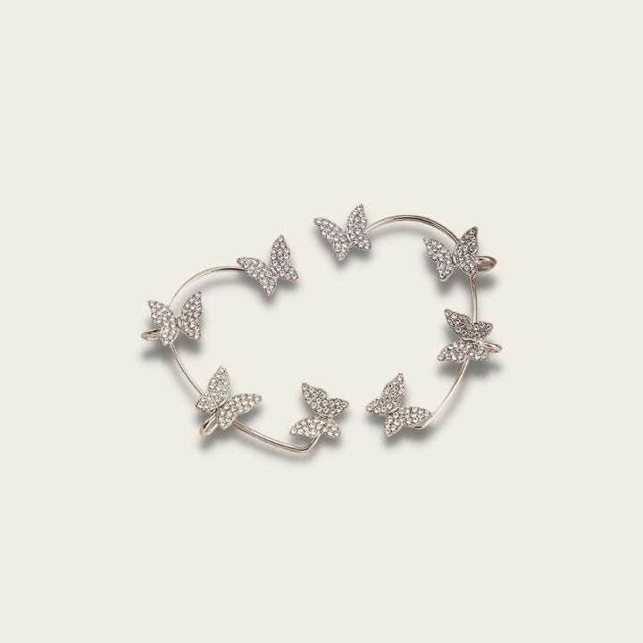 Silbernes Armband mit Schmetterlingsdesign, verziert mit funkelnden Kristallen, eleganter Schmuck.