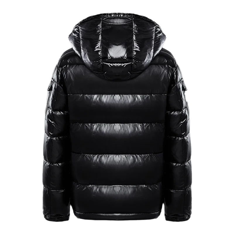 Schwarze Daunenjacke mit Kapuze, glänzend, Wintermode, Herrenbekleidung, isoliert.