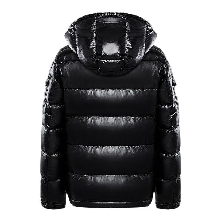 Schwarze Daunenjacke mit Kapuze, glänzend, warm, Wintermode, Herrenbekleidung.