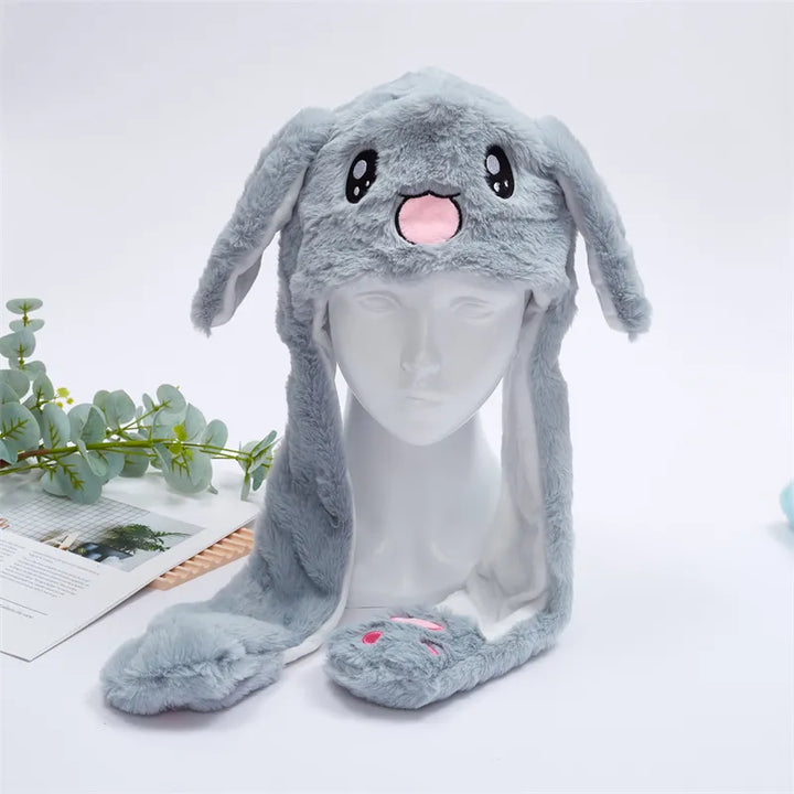 Graue Plüsch-Hasenmütze mit Ohren, niedliches Design, Winteraccessoire für Kinder und Erwachsene.