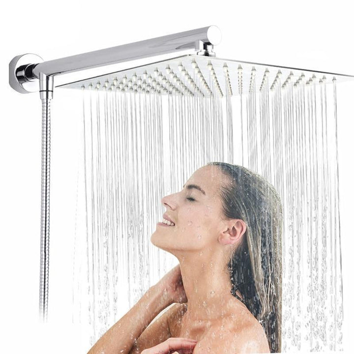 Ultradünner Wandmontage Regenduschkopf aus Edelstahl mit Arm und Schlauch, modernes Design.