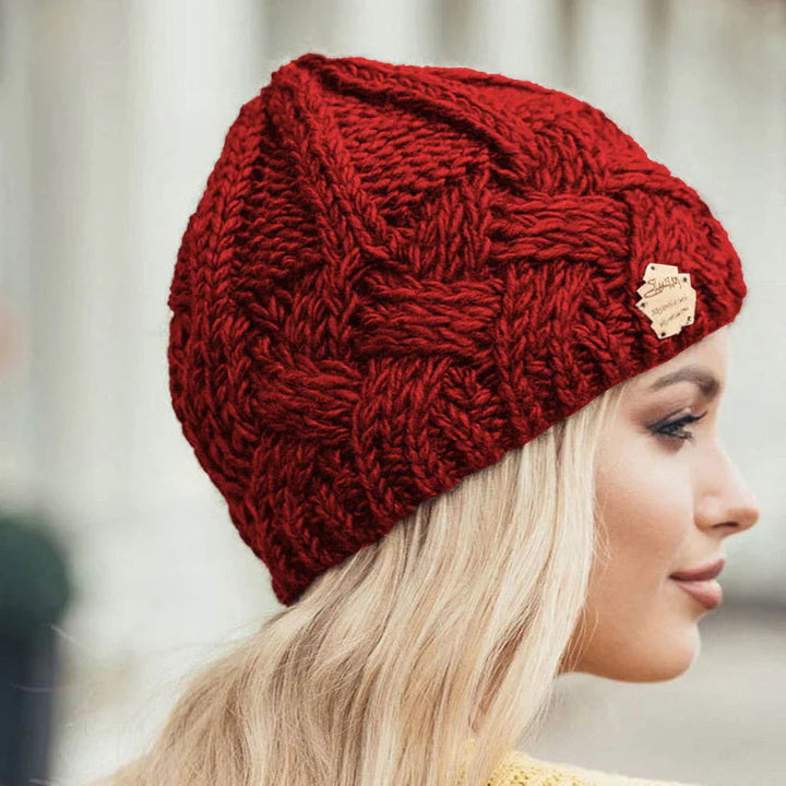 Rote Strickmütze aus Wolle, Damenmode, Winteraccessoire, warm, stilvoll, handgefertigt.
