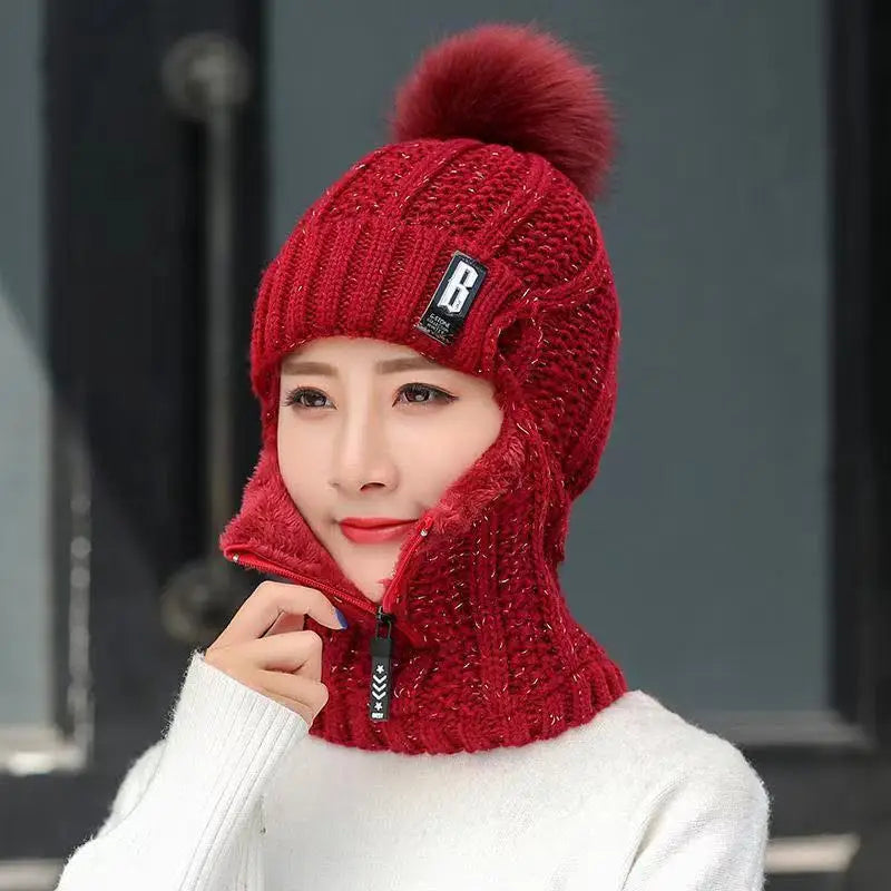 Frau mit roter Strickmütze und Schal, Wintermode, warm, stilvoll, Pompon, Reißverschluss.