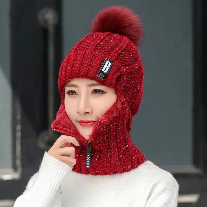 Frau mit roter Strickmütze und Schal, Wintermode, warm, stilvoll, Pompon, Reißverschluss.