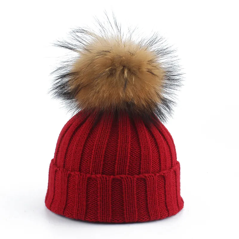 Rote Strickmütze mit Kunstfellbommel, Wintermode, warme Accessoires, Damenmütze.