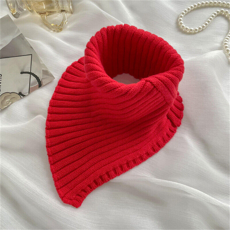 Roter Strickschal aus Wolle, modisches Accessoire, warm, elegant, Damenmode, Herbst-Winter.