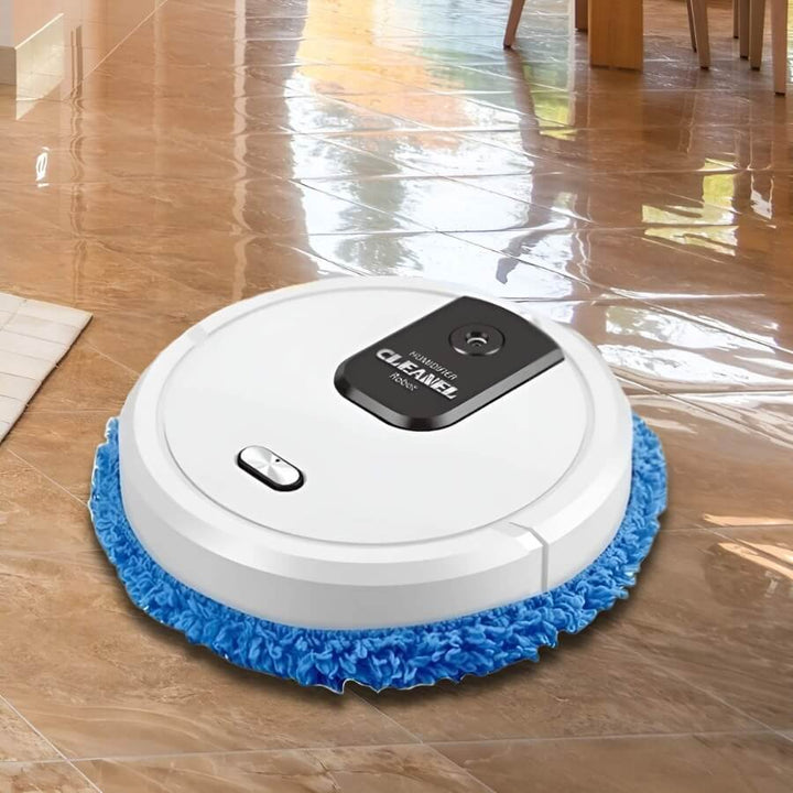 Weißer Saugroboter mit blauer Reinigungsbürste auf glänzendem Fliesenboden im Wohnzimmer.