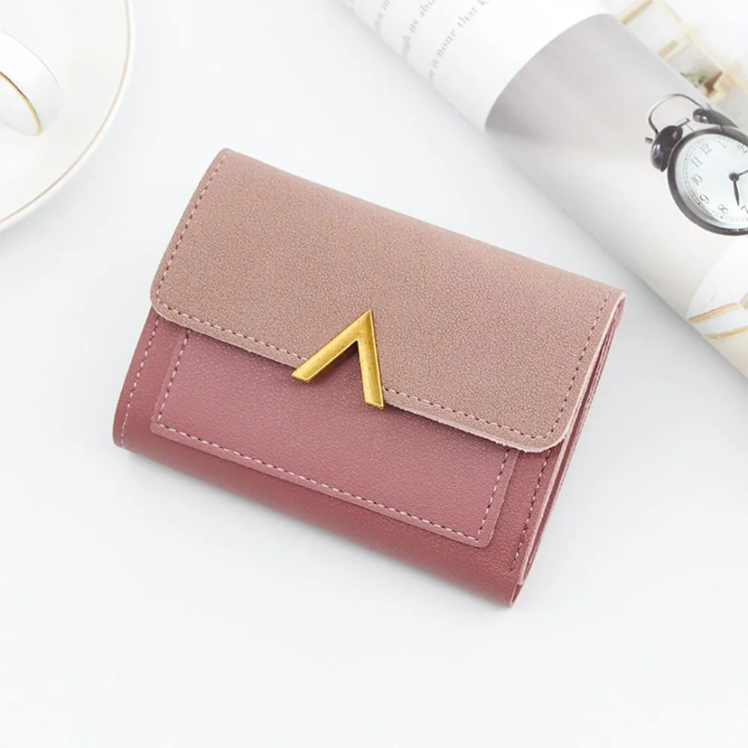 Rosa Damen-Geldbörse aus Leder mit goldener Verzierung, kompakt und elegant.