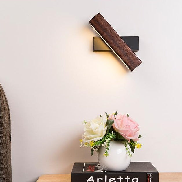 Drehbare LED-Wandleuchte aus Holz, modern, über Vase mit Blumen, Innenbeleuchtung.