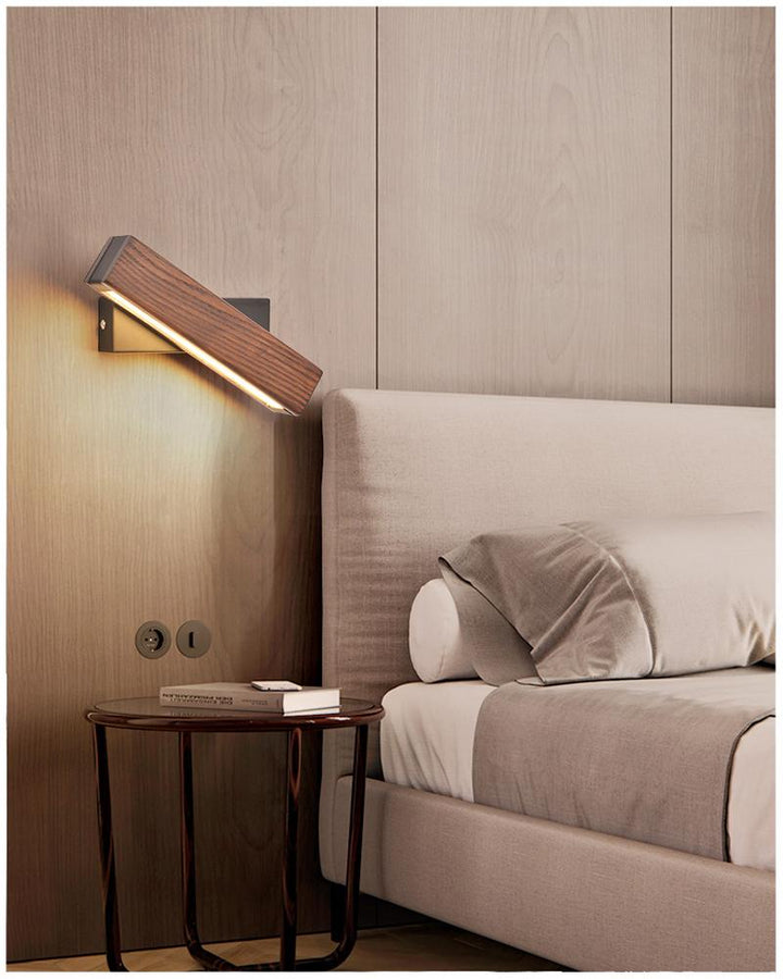 Drehbare LED-Wandleuchte aus Holz im Schlafzimmer, modernes Design, warmes Licht.