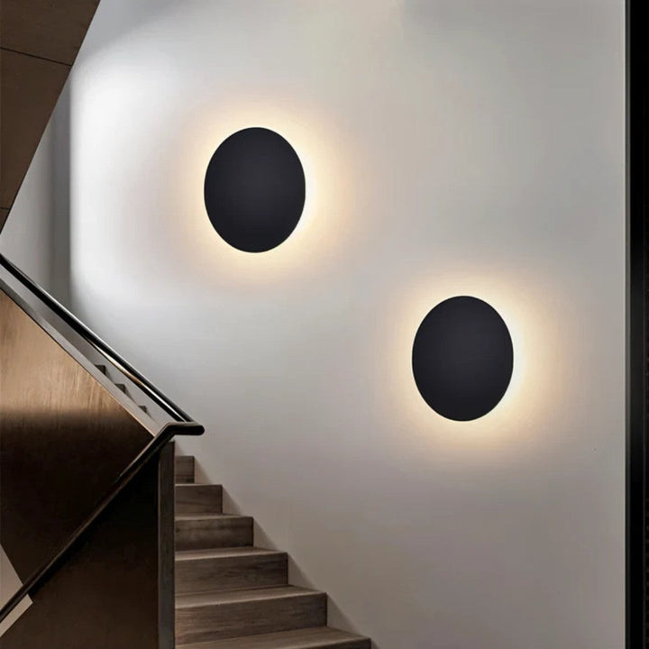 Dvě černá kulatá svítidla na zdi u schodiště se světlem kolem okrajů 5