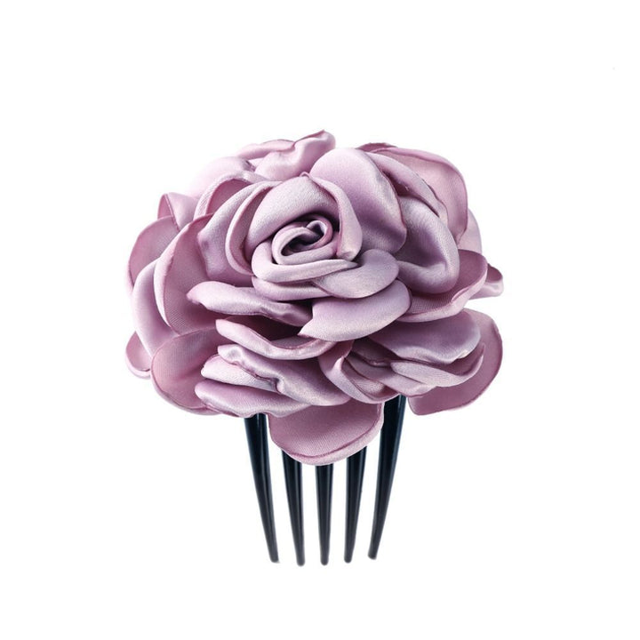 Rosa Haarblume aus Satin auf schwarzem Kamm, elegantes Accessoire für Hochzeiten.