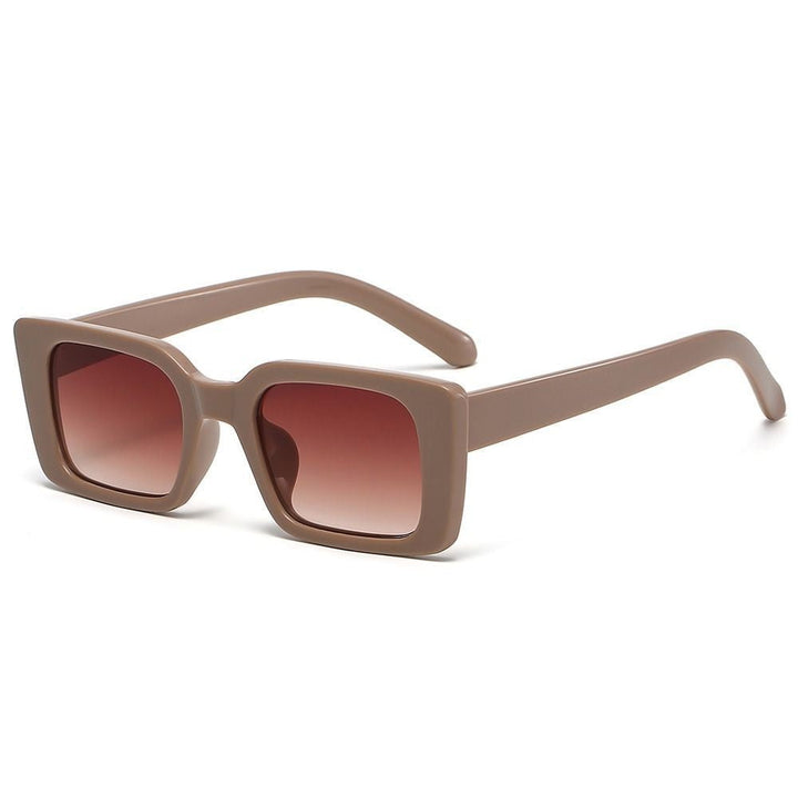 Braune eckige Sonnenbrille mit getönten Gläsern, modisches Accessoire für Damen.
