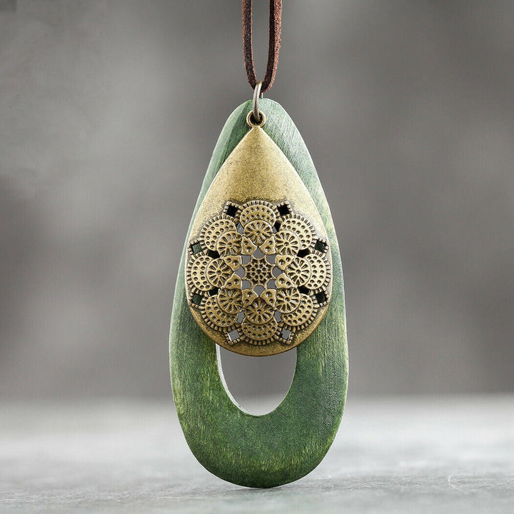 Grüner Holzanhänger mit goldener Mandala-Verzierung, handgefertigter Schmuck, Boho-Stil.